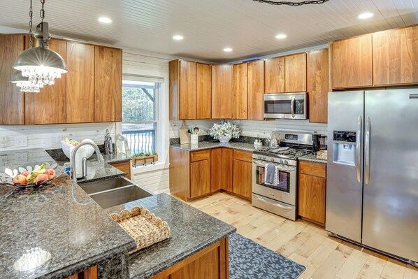 Fridge, microwave, stovetop, dishwasher