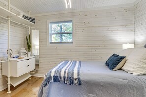 2 bedrooms, iron/ironing board, internet, bed sheets - Walk to Marina & Beach: Charming Home in Hardin (Hardin)