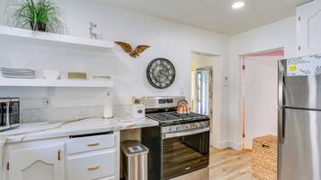 Kühlschrank, Mikrowelle, Herdplatte, Geschirrspüler