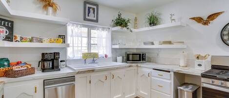 Réfrigérateur, micro-ondes, plaque de cuisson, lave-vaisselle