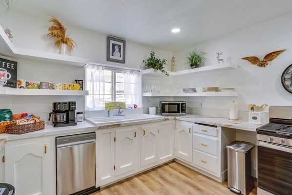 Frigorífic, microones, placa de cuina i rentaplats