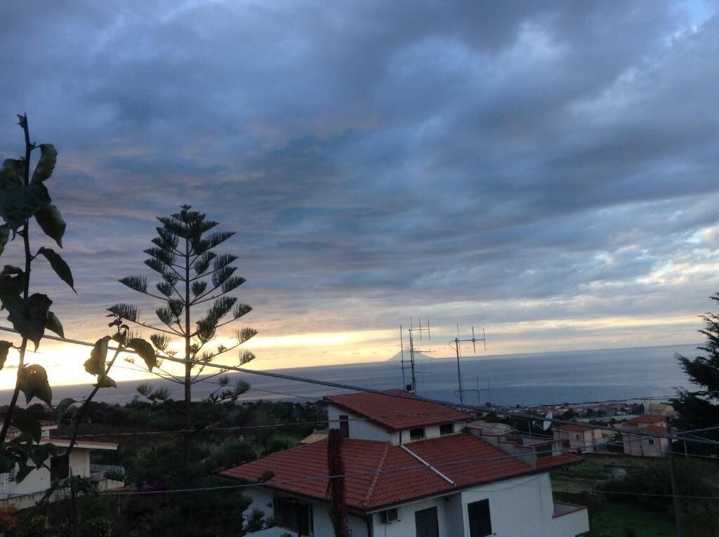 Zona residencial con casas, cielo despejado y una montaña en la distancia.