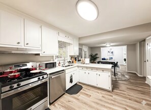 Fridge, microwave, stovetop, dishwasher