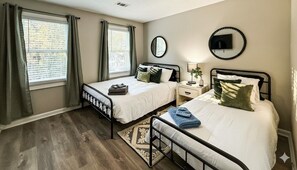 4 bedrooms, desk, iron/ironing board, free WiFi - King Bed! Soaking tub! Fenced Yard w/Screen Patio (Tucker)