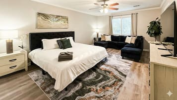 4 室のベッドルーム、デスク、アイロン / アイロン台、WiFi (無料)