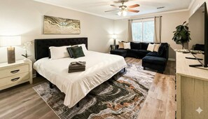 4 室のベッドルーム、デスク、アイロン / アイロン台、WiFi (無料)