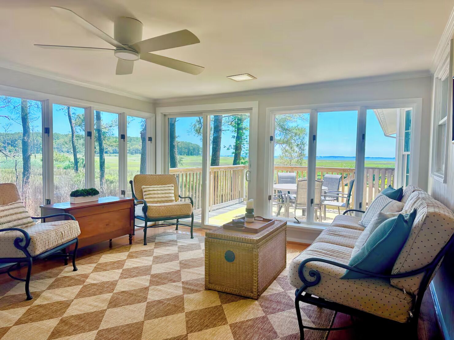 Smart-tv, eldstad och böcker