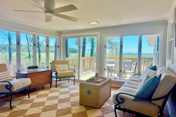 Televisor intel·ligent, llar de foc i llibres