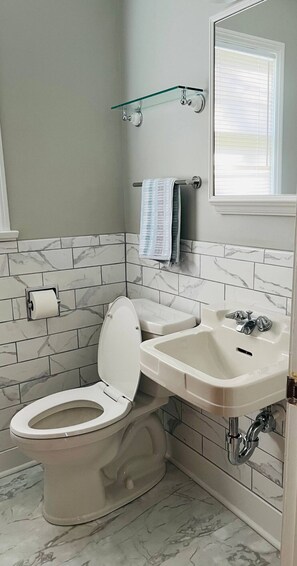 Hair dryer, towels, soap, toilet paper - Charming 3-bedroom house in Lewisburg WV (Lewisburg)