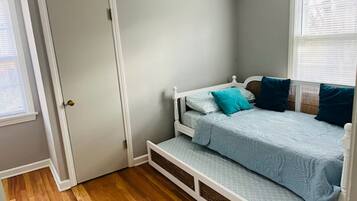 3 bedrooms, iron/ironing board, WiFi, bed sheets