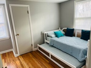 3 bedrooms, iron/ironing board, WiFi, bed sheets - Charming 3-bedroom house in Lewisburg WV (Lewisburg)