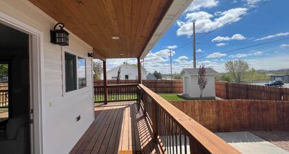 Charming 1-bedroom house in Rapid City with AC and nice sitting area.