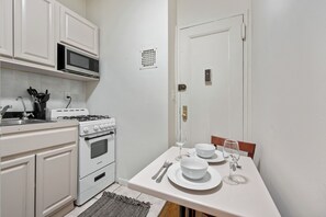 Private kitchen - Cozy Studio apartment in phenomenal New York with AC (New York)