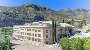 المنشأة من الخارج