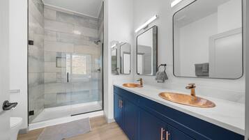 Shower, hair dryer, bidet, towels
