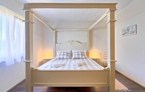 2 quartos, ferros/tábuas de passar roupa, berço de viagem