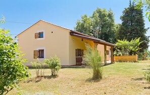 Un bâtiment à deux étages, doté d’un toit plat et d’un balcon.