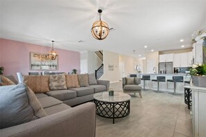 Smart TV, futbolito, libros