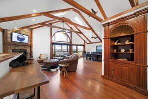 Smart TV, fireplace, video games, DVD player - Luxury Mountain Retreat Game Room +Resort Access (Sapphire)