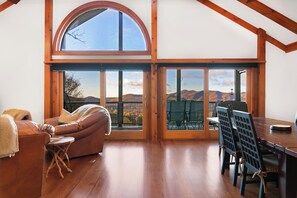 Smart TV, fireplace, video games, DVD player - Luxury Mountain Retreat Game Room +Resort Access (Sapphire)