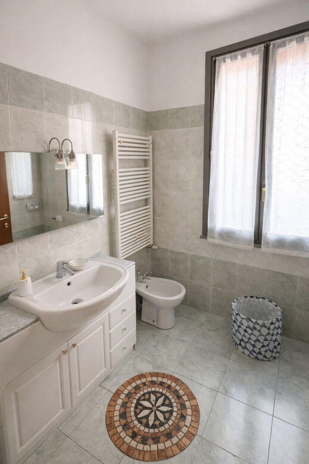 Serviettes fournies, savon, papier toilette