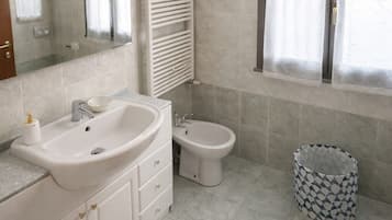 Serviettes fournies, savon, papier toilette