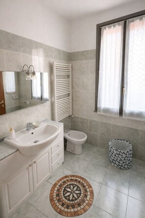 Towels, soap, toilet paper - La Corte Guesthouse – Independent stay with private garden near Milan (Cornate d'Adda)