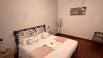 1 bedroom, bed sheets