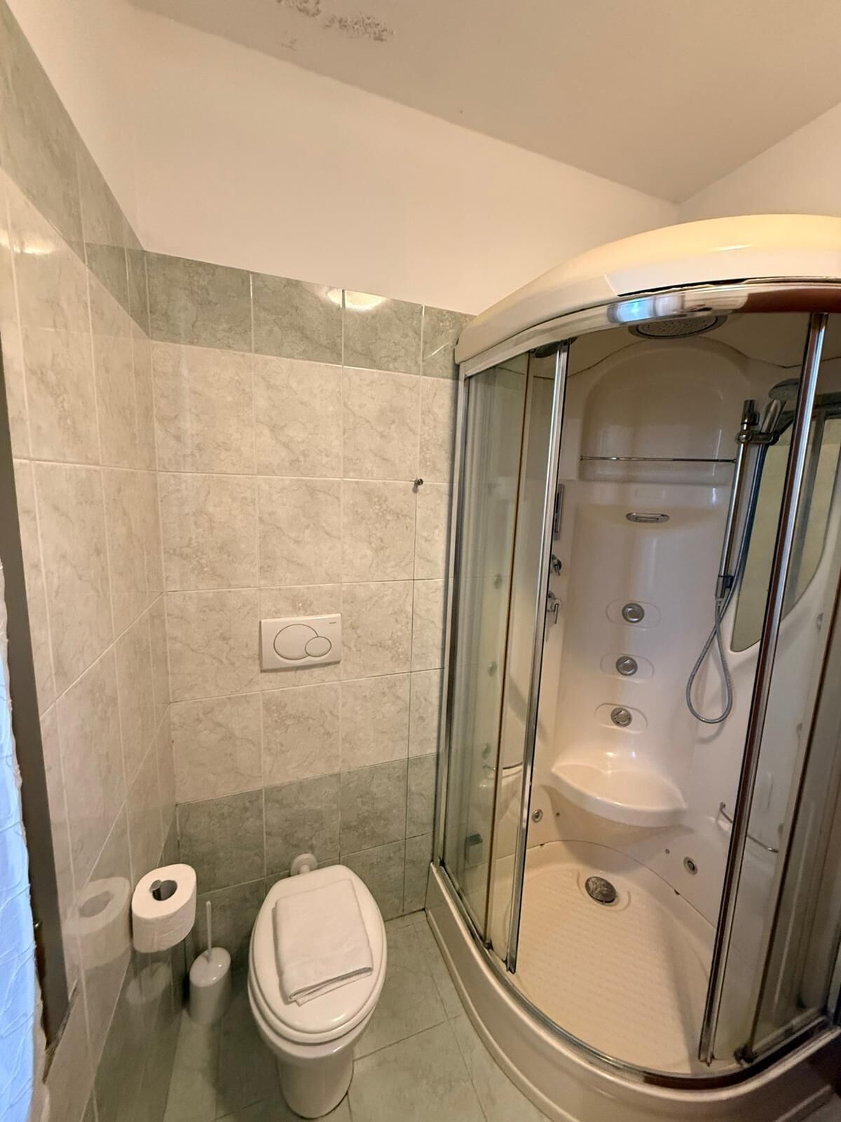 Serviettes fournies, savon, papier toilette