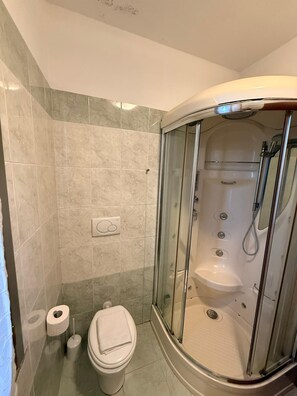 Toalhas de banho, sabonete, papel higiênico 