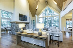Smart TV, fireplace, books - 5 bed 5 bath on Lake Muskoka (Gravenhurst)