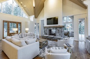 Smart TV, chimenea y libros 