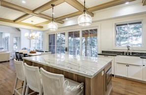 Interior - 5 bed 5 bath on Lake Muskoka (Gravenhurst)
