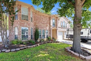 Exterior - Spacious 4-bedroom House Great Location Next to 35 and Shopping Areas (Corinth)