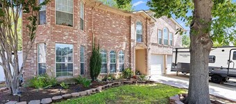 Spacious 4-bedroom House Great Location Next to 35 and Shopping Areas