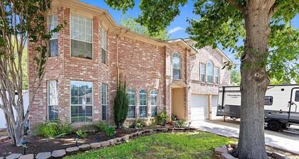 Spacious 4-bedroom House Great Location Next to 35 and Shopping Areas