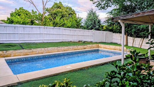 Spacious 4-bedroom House Great Location Next to 35 and Shopping Areas