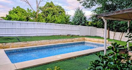 Spacious 4-bedroom House Great Location Next to 35 and Shopping Areas