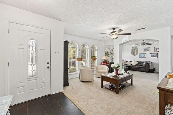 Living area - Spacious 4-bedroom House Great Location Next to 35 and Shopping Areas (Corinth)