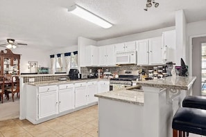 Private kitchen - Spacious 4-bedroom House Great Location Next to 35 and Shopping Areas (Corinth)