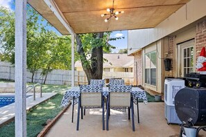 Outdoor dining - Spacious 4-bedroom House Great Location Next to 35 and Shopping Areas (Corinth)