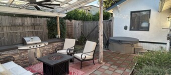 PNW Studio Getaway for Couples with Hot Tub