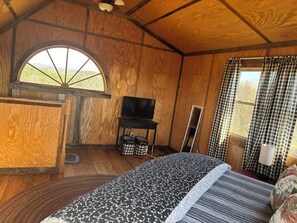 1 bedroom, travel cot, free WiFi, bed sheets - Come stay on the farm, in music city galax va. Blue ridge mountains. (Galax)