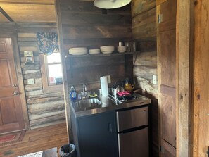 Fridge, microwave, oven, stovetop - Come stay on the farm, in music city galax va. Blue ridge mountains. (Galax)