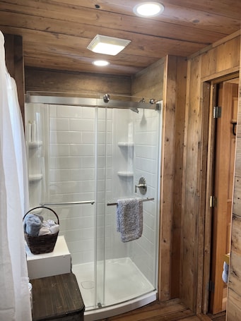 Shower, hair dryer, towels, soap. Come stay on the farm, pet friendly! music city, galax va. Blue ridge mountains.