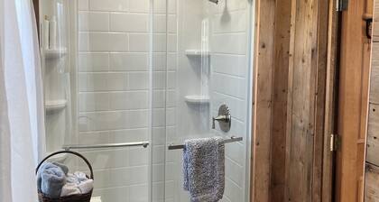 Come stay on the farm, pet friendly! music city, galax va. Blue ridge mountains.