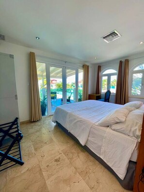 14 bedrooms, iron/ironing board, travel cot, WiFi - Top location 2 Villas 28 guests and 2 large pools (Noord)