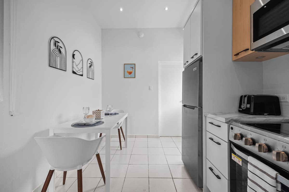 Signature-Zimmer, 1 King-Bett | Wohnbereich | Flachbildfernseher