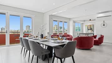 Royal penthouse, 5 slaapkamers, balkon | Dineren in de kamer
