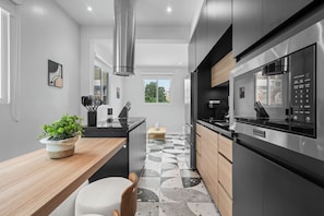 Phòng Suite Presidential, 2 phòng ngủ, quang cảnh hồ bơi | Bếp riêng | Tủ lạnh, lò vi sóng, bếp nấu, dụng cụ nấu nướng/bát dĩa/dao nĩa